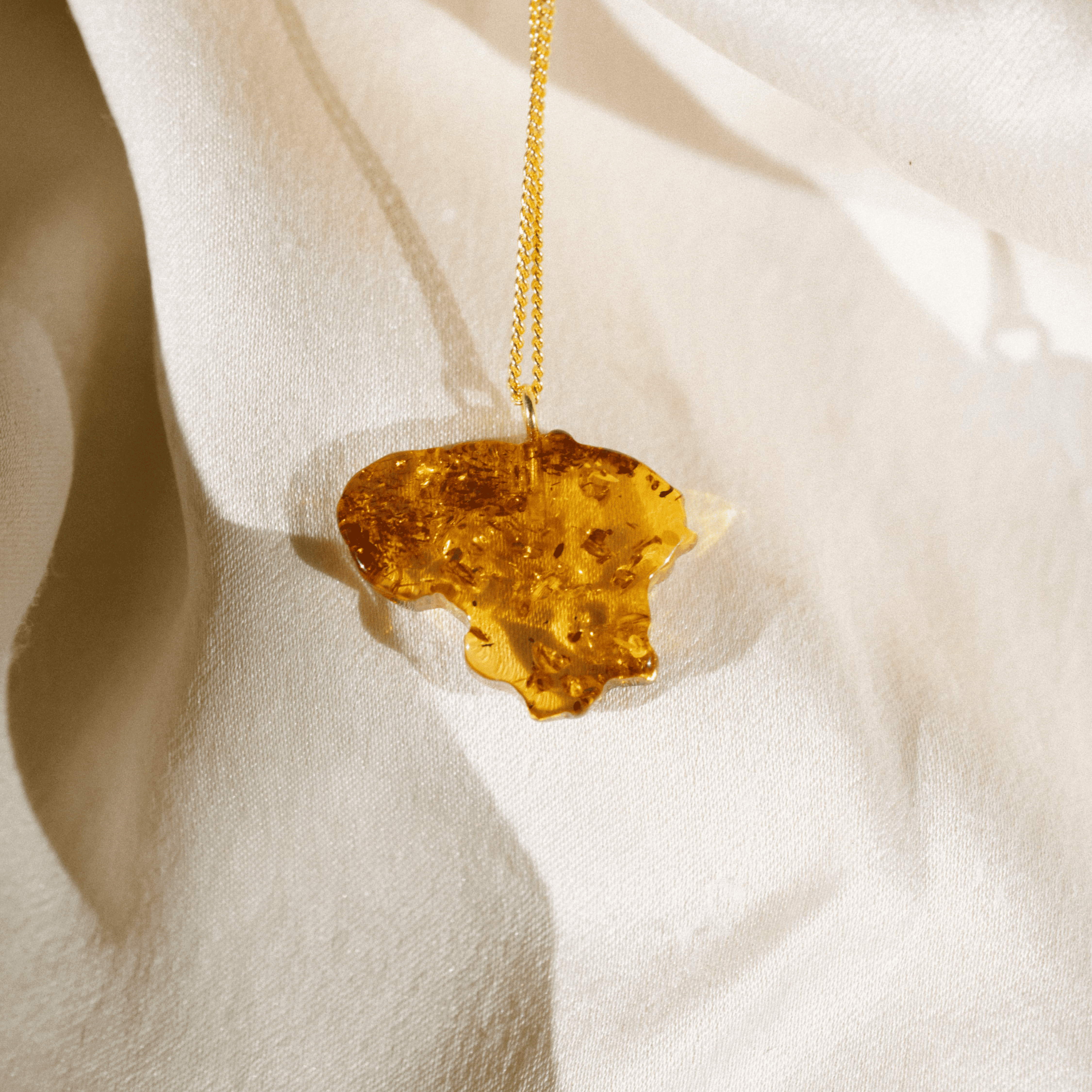 Gintarinis pakabukas "Lietuva"