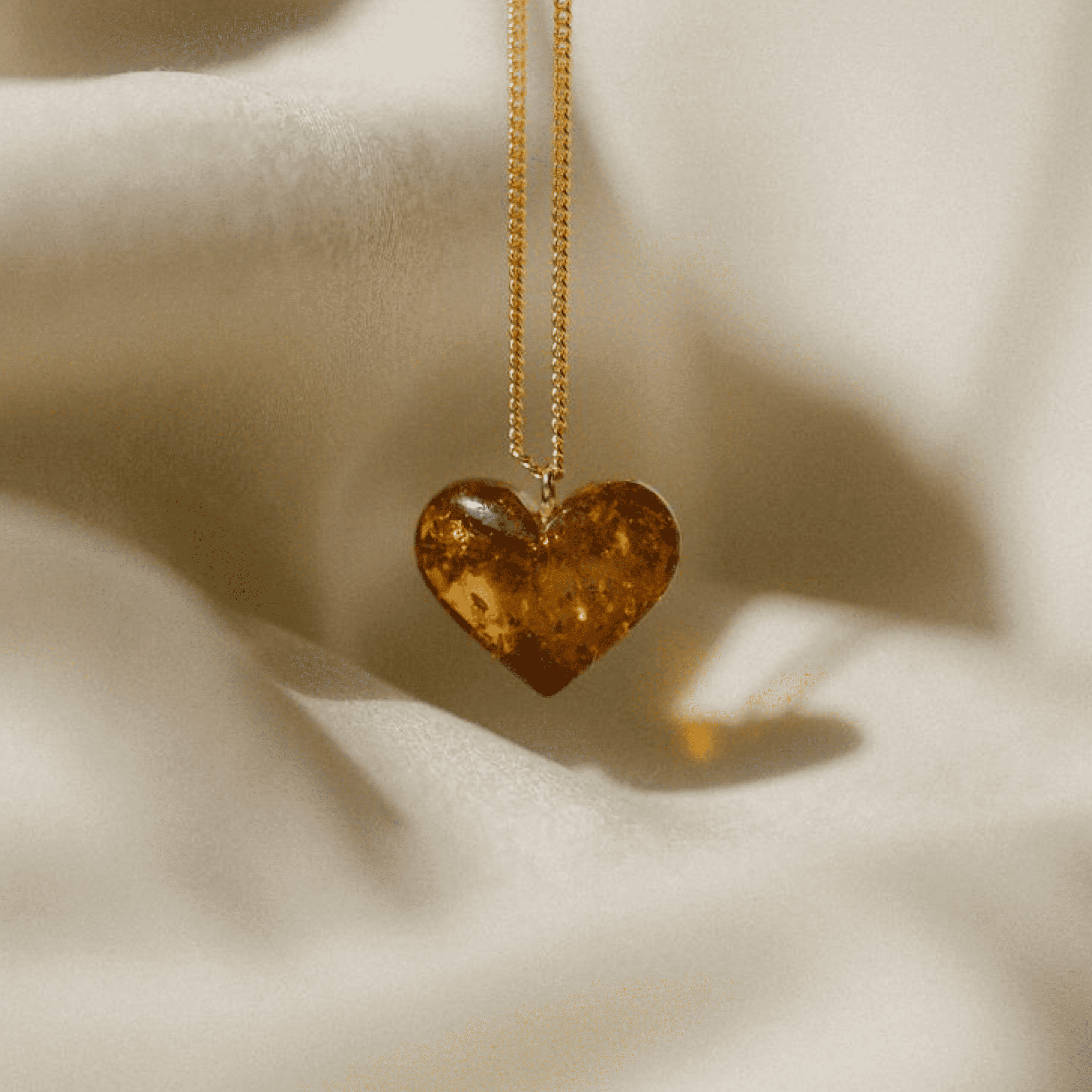 Gintarinis pakabukas "Širdelė"