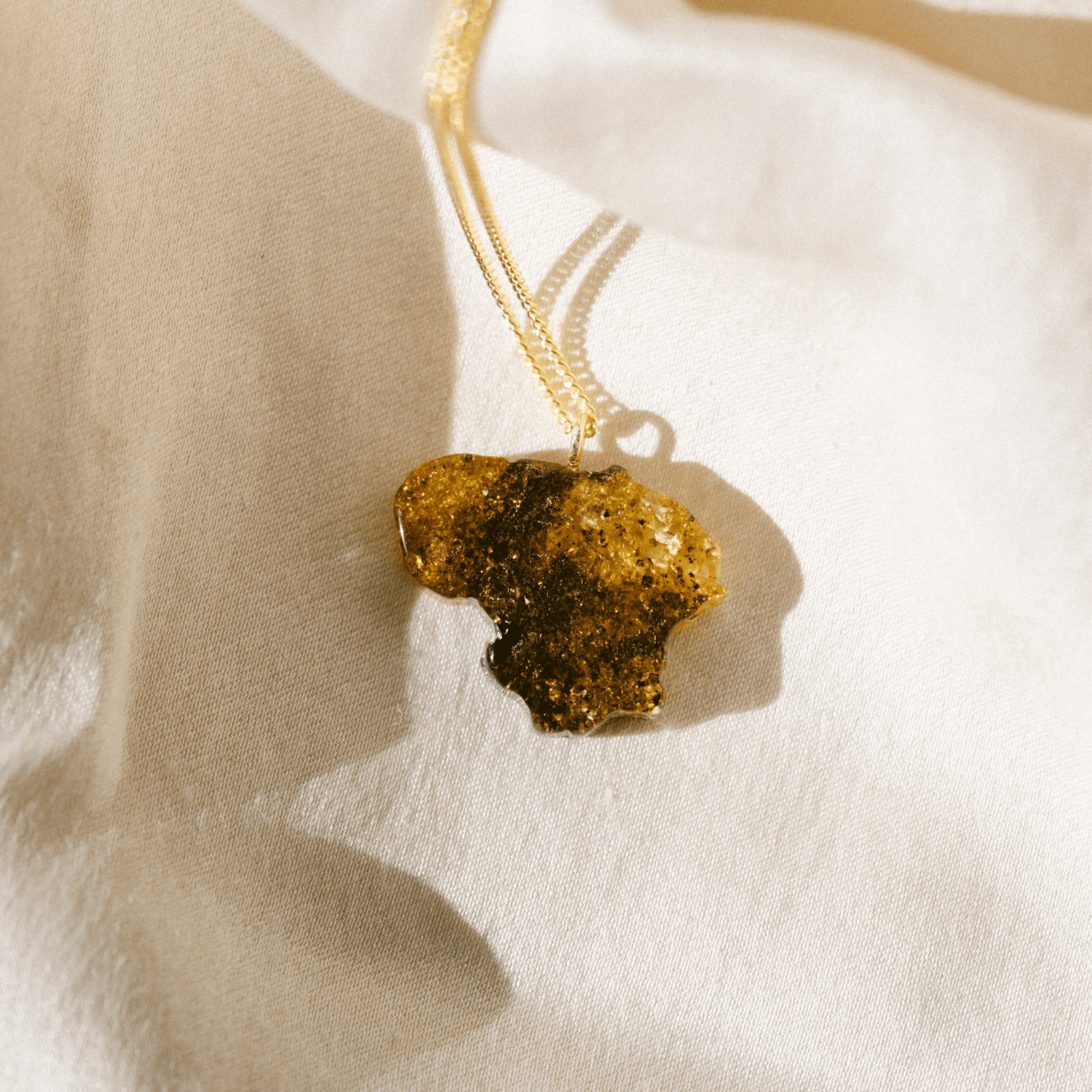 Gintarinis pakabukas "Lietuva"